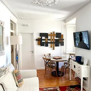 Apartment Bright And Spacious Three Bedroom In The Heart Of